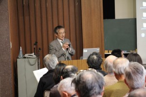 講義をする土井元館長