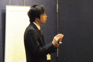 展示解説をする早田学芸員の様子