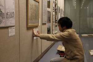 展示作業をする早田学芸員の様子