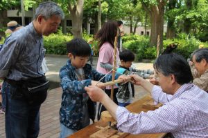 子どもたちが火を起こしている様子