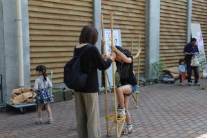 親子が竹馬で遊ぶ様子