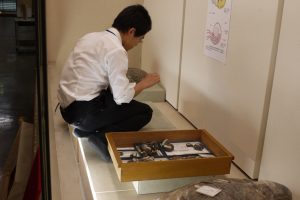 展示作業を行う野崎学芸員