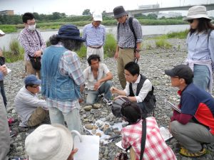 河原の石を観察する様子