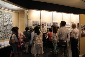 栗山学芸員による特別展展示解説の様子