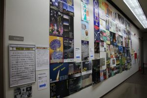 廊下に展示された歴代特別展ポスター