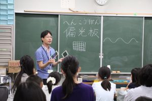 偏光板について説明する塚田学芸員