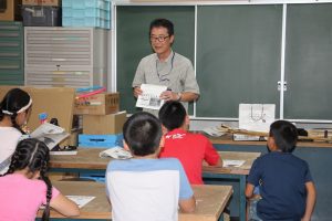最初の説明をする栗山学芸員