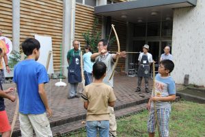 栗山学芸員が弓の射方を教えている様子