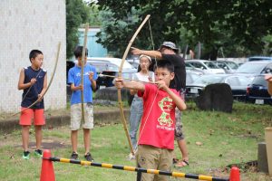 弓矢を射る子どもたちの様子