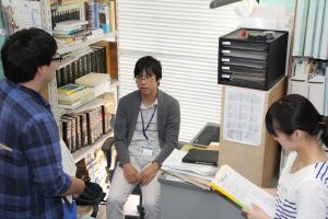 早田学芸員に質問する実習生の様子