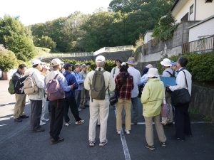 土屋地区の概要を話す浜野学芸員