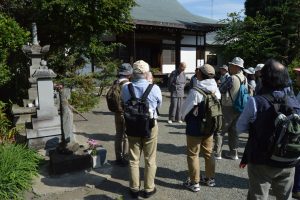 常勝寺住職の法話を聞く参加者たち