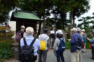 フリップを使って解説をする「石仏を調べる会」会員