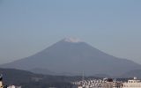 北川を中心に雪をかぶった富士山の様子