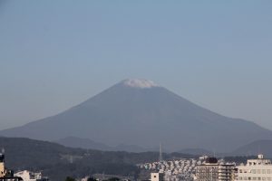 北川を中心に雪をかぶった富士山の様子