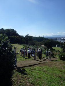 平塚市と中井町の境界付近に立つ受講生