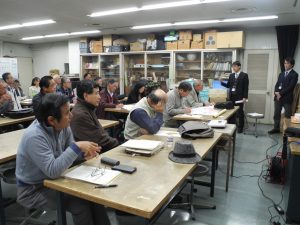 学芸員による講評の様子