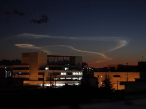 郵便局の奥に広がる夜光雲