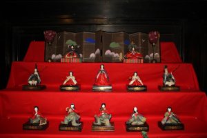 上段のお内裏様、お雛さま、三人官女、五人囃子