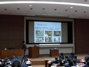 塚田学芸員の授業の様子