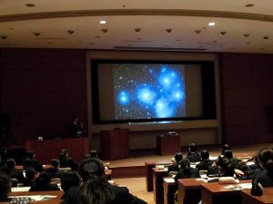 すばる（プレアデス星団）について話す塚田学芸員