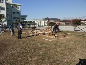 燃料となる材木を組み上げる様子