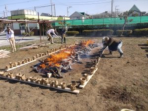 火のまわりに土器を並べて徐々に熱する様子