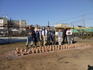 焼き上がった土器と古代埼葛実験室会員の集合写真