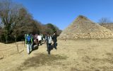 勝坂遺跡公園を見学する参加者たち