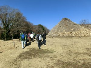 勝坂遺跡公園を見学する参加者たち