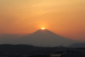 平塚市役所本庁舎から撮影されたダイヤモンド富士