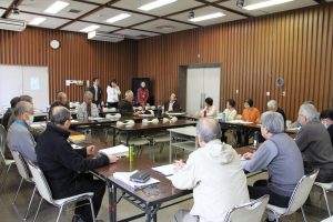 交代する職員を紹介する澤村館長