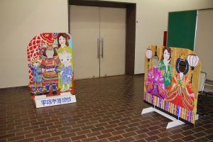 特別展示室前に並ぶ2種類の顔出しパネル