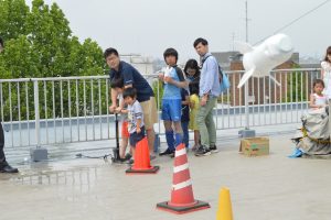 水ロケットを飛ばす子どもたち