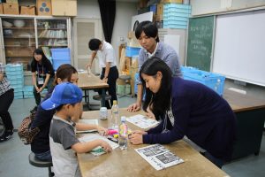 子どもたちに指導する実習生の様子