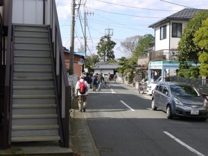 江戸時代と変わらない善徳寺前の道をゆく