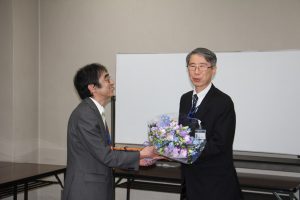 鳫学芸員に花束を渡す澤村館長