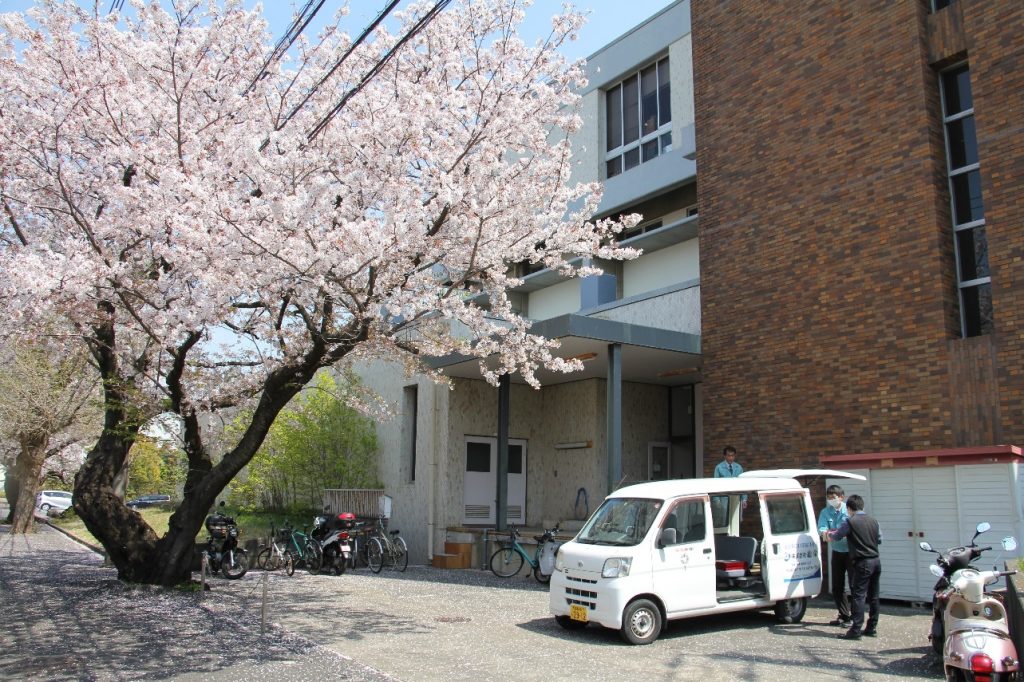 搬入口から館内へ資料を運んでいる様子