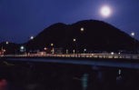 金目川を渡る東海道（高麗山に沈む月）