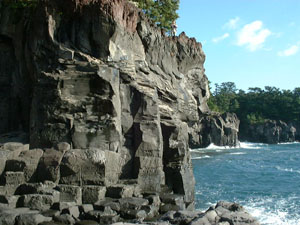 大室山溶岩流の海食崖