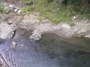 桂川河床に露出する猿橋デイサイト質火山礫凝灰岩