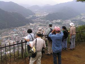 山頂から大月市街、桂川の谷を望む