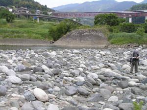 河原に見られる覆瓦状構造