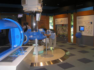 水とエネルギー館の展示を見る会員