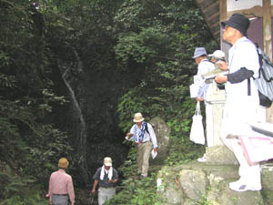 滝神社脇の露頭を観察