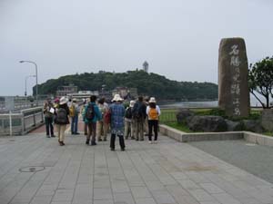 江ノ島大橋入口で江ノ島の段丘地形の説明を受ける