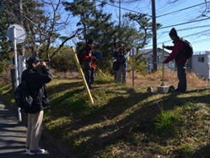 旧東海道にある水準点から中村原面の高度を測定する