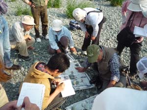 会員が水無川の河床で河原の礫を集め、分類してみる