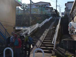 階段の上の平坦な中位面は、箱根火山からの火砕流(TP flow)によって形成された（秦野市萩が丘）
