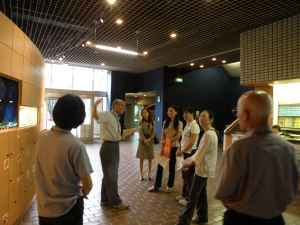 ＪＩＣＡ研修。ベトナムの博物館関係者が研修生に展示解説をする「展示解説ボランティアの会」会員